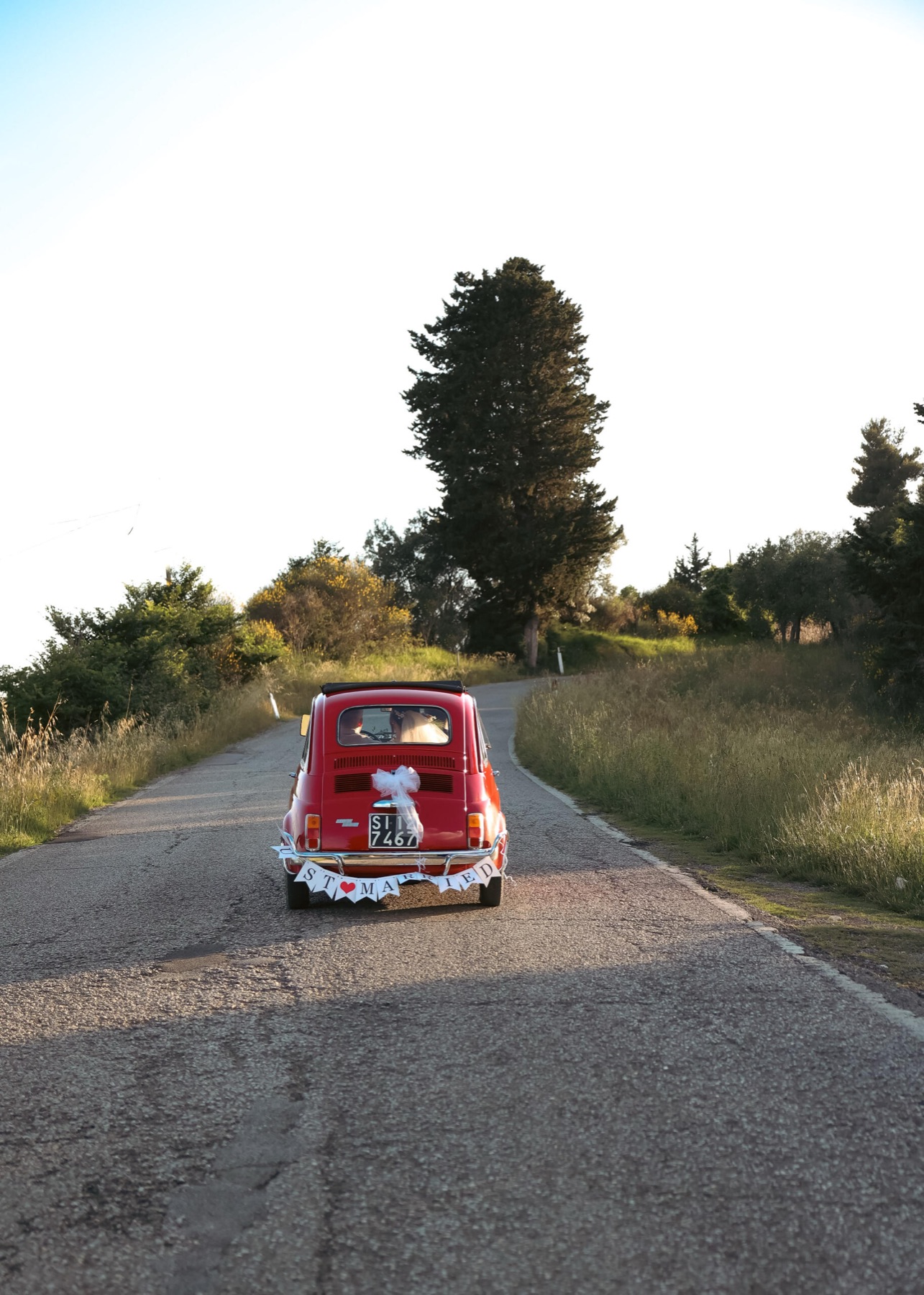 Auto d'epoca decorata per il matrimonio su una strada di campagna in Toscana