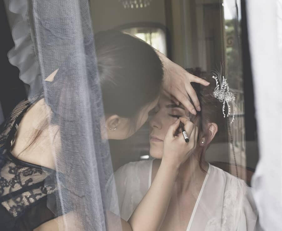 Siris applica il trucco sposa con cura professionale prima della cerimonia